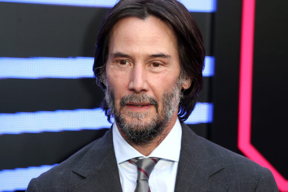 Quando pensamos em Keanu Reeves, logo vem à mente a figura implacável de John Wick ou o hacker Neo em The Matrix. No entanto, o icônico ator de Hollywood carrega um lado profundamente melancólico e introspectivo que muitas vezes fica escondido atrás de seus grandes sucessos de bilheteria. Com uma carreira consolidada desde os anos 1980, passando por clássicos como Caçadores de Emoção, Drácula de Bram Stoker e Constantine, Reeves recentemente ganhou destaque ao receber o prêmio Legend of Cinema no SCAD Savannah Film Festival e por suas investidas na televisão, incluindo participações na segunda temporada de Severance, dublando um piloto em Secret Level e atuando como produtor executivo no derivado John Wick: Under the High Table. Keanu Reeves reflete sobre amor, morte e perdas