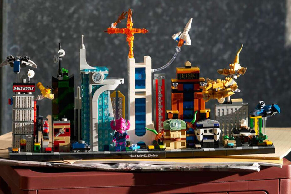 A linha de produtos colecionáveis da LEGO ganhou um reforço de peso voltado para os aficionados por quadrinhos e produções audiovisuais com o anúncio de The Marvel Skyline. Reunindo uma vasta gama de locações icônicas de diferentes cantos das histórias em quadrinhos, séries de TV e filmes do conglomerado de heróis, o novo conjunto arquitetônico compacta construções memoráveis em uma única cidade unificada composta por impressionantes 1.261 peças. LEGO revela impressionante conjunto Skyline da Marvel