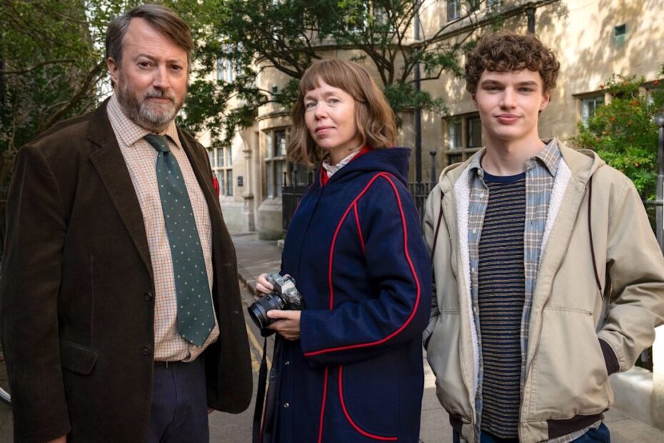 A publicação desta ludwig segunda temporada crítica confirma que a bem-sucedida comédia de mistério britânica retornou em sua melhor forma. Estrelando o talentoso humorista David Mitchell, a nova fase consolida o serviço de streaming BritBox como a morada definitiva dos aconchegantes mistérios de assassinato. ludwig segunda temporada critica