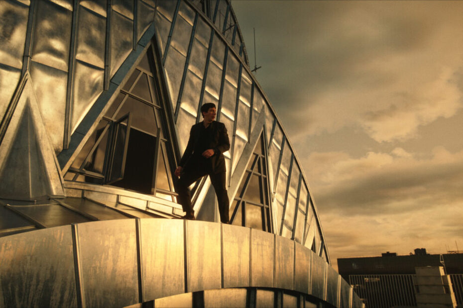 Uma das obras mais comentadas e polarizadoras dos últimos anos está prestes a retornar à tela grande. O ambicioso Megalopolis, dirigido e autofinanciado por Francis Ford Coppola, terá uma exibição especial limitada nos cinemas, permitindo uma interação direta entre o público e o consagrado cineasta pela primeira vez desde seu lançamento original em 2024. Megalopolis volta aos cinemas com novidades