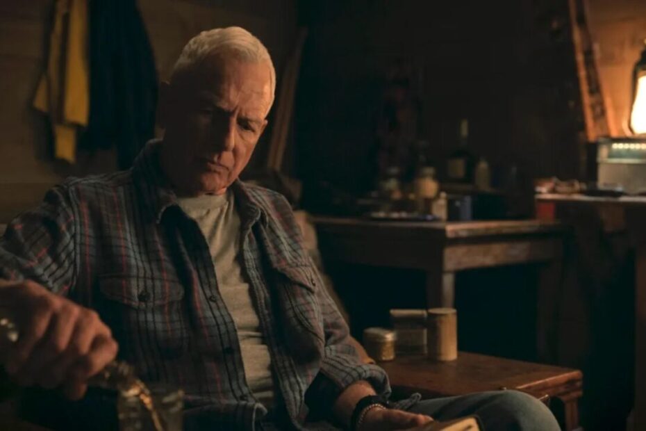A expansão da franquia NCIS continua trazendo grandes surpresas para os fãs que acompanham cada detalhe dessa história na televisão. A terceira temporada da série NCIS: Origins promete mudar o formato habitual ao trazer o ator Mark Harmon interpretando o seu personagem na tela de forma regular ao lado de Austin Stowell. Essa novidade coloca a narrativa em um patamar totalmente inédito para o público da CBS. No enredo, o veterano Gibbs acaba sofrendo um atentado perigoso em sua casa no Alasca, o que desencadeia uma trama eletrizante de sobrevivência e investigação. NCIS Origins une Mark Harmon e Michael Weatherly