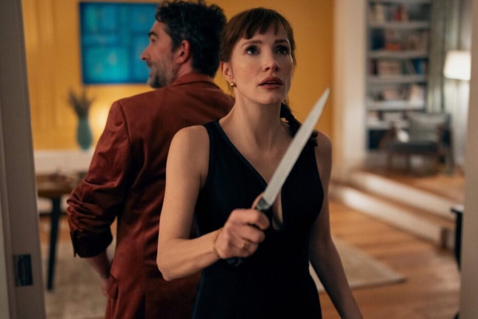 A adaptação cinematográfica Other Mommy livro trouxe para as telas a história de terror Incidents Around the House, romance escrito por Josh Malerman. O enredo acompanha a pequena Bela, interpretada por Arabella Olivia Clark, sendo aterrorizada por uma entidade sobrenatural que assume os traços de sua mãe. As 7 diferenças do filme Other Mommy para o livro