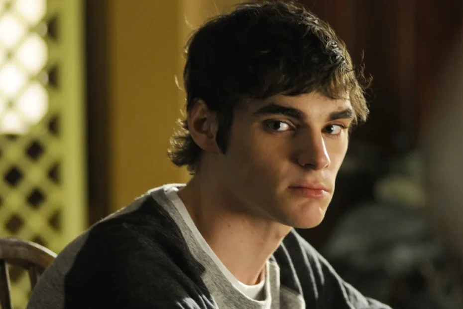 O ator RJ Mitte, amplamente conhecido por interpretar Walter Jr. na aclamada série Breaking Bad, faleceu aos 34 anos. A triste notícia foi confirmada por representantes do artista e veiculada por grandes portais de imprensa. O falecimento ocorreu devido a suicídio, gerando forte luto entre colegas de profissão e fãs da televisão. Breaking Bad