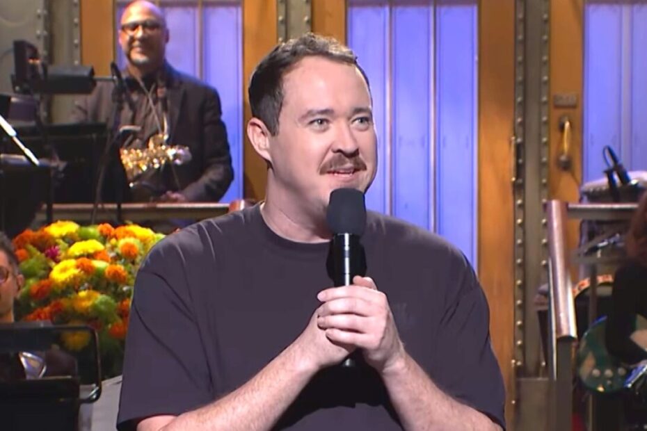 Os fãs que aguardam o Saturday Night Live retorno terão que segurar a ansiedade por um breve período. A tradicional atração dos fins de semana não apresenta um programa inédito hoje e está iniciando um intervalo programado na programação. O público acostumado com o ritmo frenético do estúdio nova-iorquino precisará lidar com um hiato momentâneo. Saturday Night Live retorno confirmado após pausa polêmica