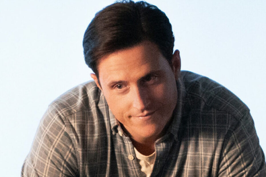 A presença de Shane Harper em NCIS tem chamado a atenção dos fãs de séries policiais desde sua estreia na franquia. O ator interpreta o determinado agente especial Wyatt Hill em NCIS: New York, demonstrando talento investigativo apurado. O rosto do artista certamente parece familiar para quem acompanha a televisão há mais tempo. Shane Harper em NCIS: de onde você conhece o novo agente