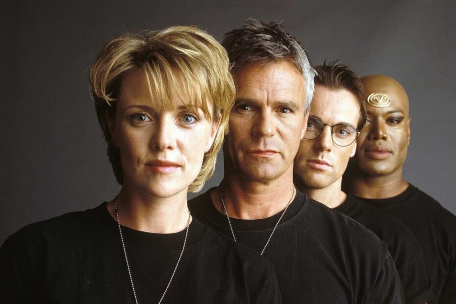 Desde a sua estreia em mil novecentos e noventa e sete, a serie Stargate SG-1 conquistou o publico mundial ao expandir o universo cinematografico criado em mil novecentos e noventa e quatro. A jornada da equipe liderada pelo comando militar atraves do anel estelar gerou multiplos derivados, premios importantes e uma base de fas extremamente fiel que perdura ate os dias atuais. A nostalgia por esse universo continua forte e gerando produtos incriveis. stargate sg1 jackal guard helmet