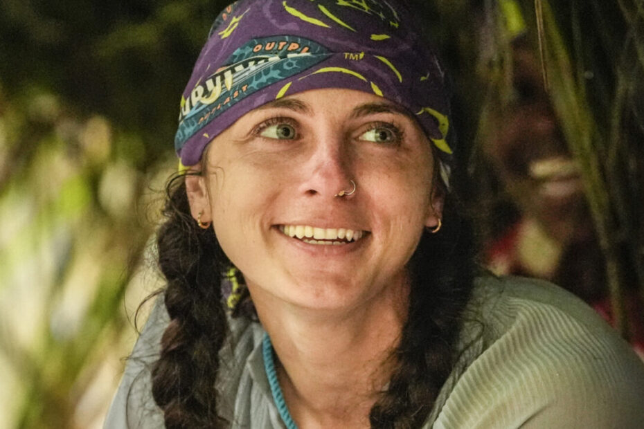 A eliminação de Jenna Doore em Survivor 51 gerou bastante repercussão entre os fãs do reality show mais competitivo da televisão. Durante a quarta temporada da nova era da Survivor 51, um sorteio inesperado de tribos mudou completamente os rumos da competição. Jenna se viu em uma situação extremamente delicada ao lado de antigos rivais, o que acabou selando sua saída precoce. Em entrevista recente, ela abriu o jogo sobre os bastidores e revelou como foi lidar com a intensa pressão do jogo. Survivor 51: Jenna fala sobre Devin