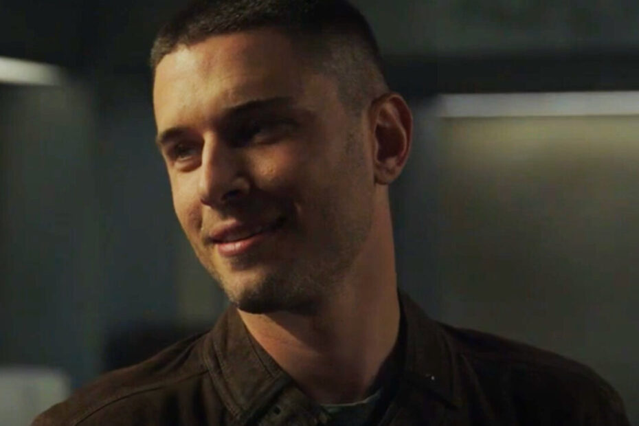 A primeira temporada de S.W.A.T. Exiles mal começou e os novos recrutas de Hondo já estão movimentando as coisas muito além das missões oficiais. No terceiro episódio, após um dia particularmente estressante, Jude, interpretado por Ronen Rubinstein, e Sammy, vivida por Lucy Barrett, voltam para o apartamento de Ethan, papel de Freddy Miyares, onde ambos estão hospedados temporariamente. O clima esquenta rapidamente e os dois acabam se envolvendo bem no meio da sala, em cima do sofá. Bastidores de S.W.A.T. Exiles e o segredo de Jude