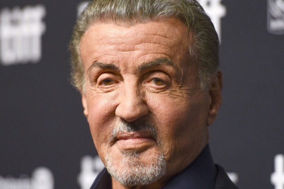 A aguardada série derivada de Tulsa King acaba de confirmar o retorno de sua maior estrela. Sylvester Stallone revelou oficialmente que vai vestir novamente os ternos elegantes do chefe mafioso Dwight Manfredi. Os fãs do universo criminal criado pelo produtor Taylor Sheridan já podem comemorar esse encontro imperdível nas telas. Sylvester Stallone confirma retorno em Frisco King