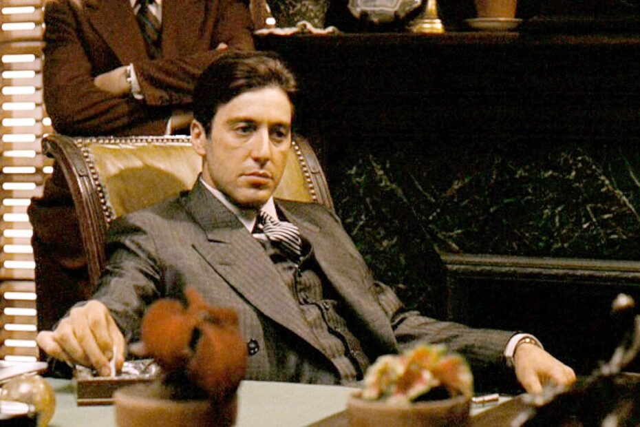 O universo literário e cinematográfico de The Godfather ganhará uma expansão surpreendente em breve. A clássica saga da família mafiosa será recontada sob uma perspectiva totalmente inédita. O novo livro autorizado pela família Puzo promete alterar nossa visão da história. Os fãs mais tradicionais já demonstram grande curiosidade sobre esta empreitada. the godfather