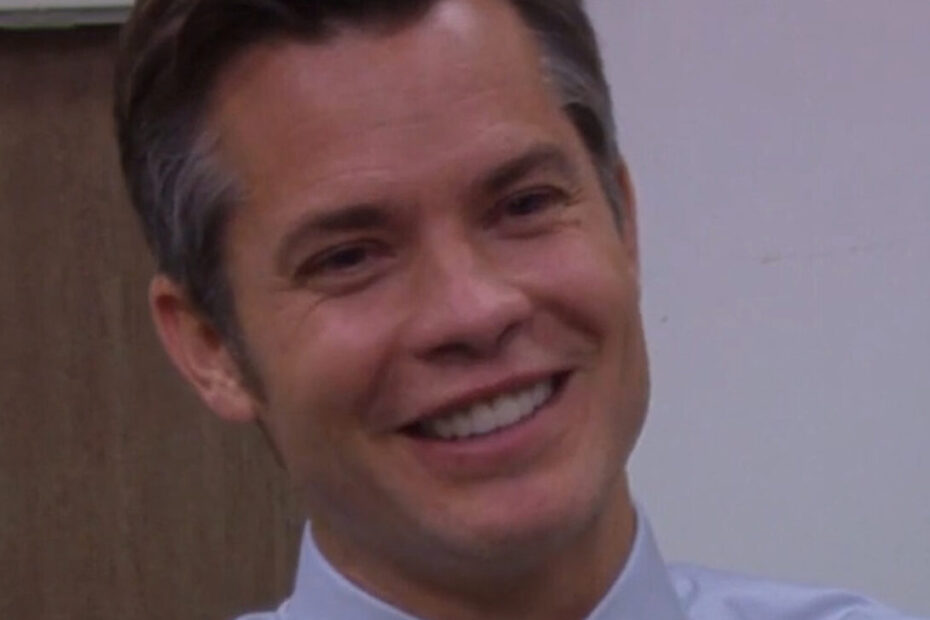 A jornada de nove temporadas de The Office foi construída sobre uma engrenagem cômica muito específica. Para que o formato de falso documentário funcionasse em meio a tanto absurdo, a série precisava de participações especiais pontuais que atuassem como o clássico homem comum. Esses atores tinham a missão de manter a seriedade e o realismo sem perder o timing, segurando as pontas diante de figuras excêntricas e comediantes avassaladores. A seleção a seguir prioriza aqueles que marcaram a comédia com passagens curtas, deixando de lado nomes recorrentes de peso para focar em talentos que brilharam intensamente com pouco tempo de tela. Relembre os 15 melhores convidados especiais de The Office