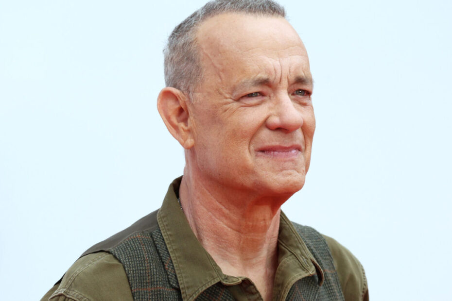Poucos atores possuem uma trajetória tão marcante em Hollywood quanto Tom Hanks, cuja carreira construiu bases sólidas ao longo de décadas de dedicação à arte. Conhecido por papéis inesquecíveis em clássicos como Forrest Gump e Big, o astro continua surpreendindo o público com sua sinceridade em entrevistas recentes. Em uma participação recente no podcast On Purpose with Jay Shetty, o ator abriu o coração sobre um lado vulnerável de sua vida pessoal. Tom Hanks refletiu abertamente sobre os desafios emocionais enfrentados durante a infância após a separação de seus pais. Tom Hanks reflete sobre solidão e infância em podcast