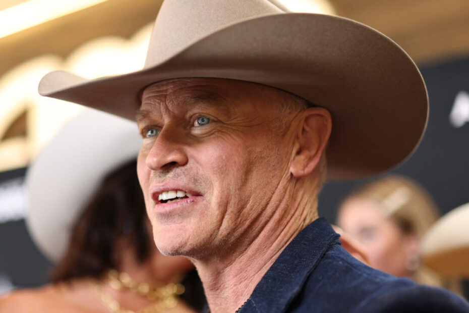 O ator Neal McDonough construiu uma sólida carreira interpretando vilões marcantes em produções de grande sucesso na televisão. Na aclamada série Yellowstone, ele deu vida ao temível Malcolm Beck durante a segunda temporada, infernizando a vida da família Dutton. No entanto, apesar de acumular papéis memoráveis em sua trajetória artística, o ator revelou que nunca assistiu a um único episódio da obra de Taylor Sheridan. Por que Neal McDonough, de Yellowstone, recusa ver suas séries